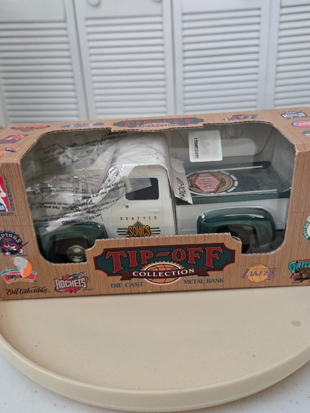 Ertl Tip-off Collection Seattle Sonics Die Cast Bank 1995 in Package